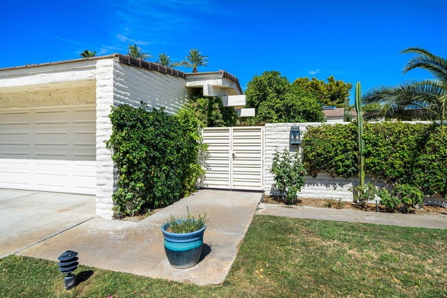 Building Photo - 44825 Guadalupe Dr
