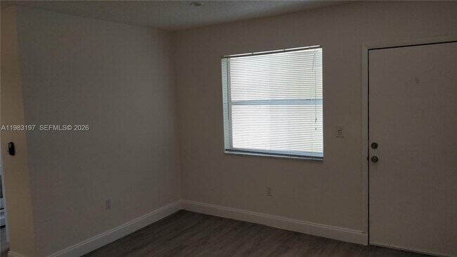 Building Photo - 1975 NE 135th St