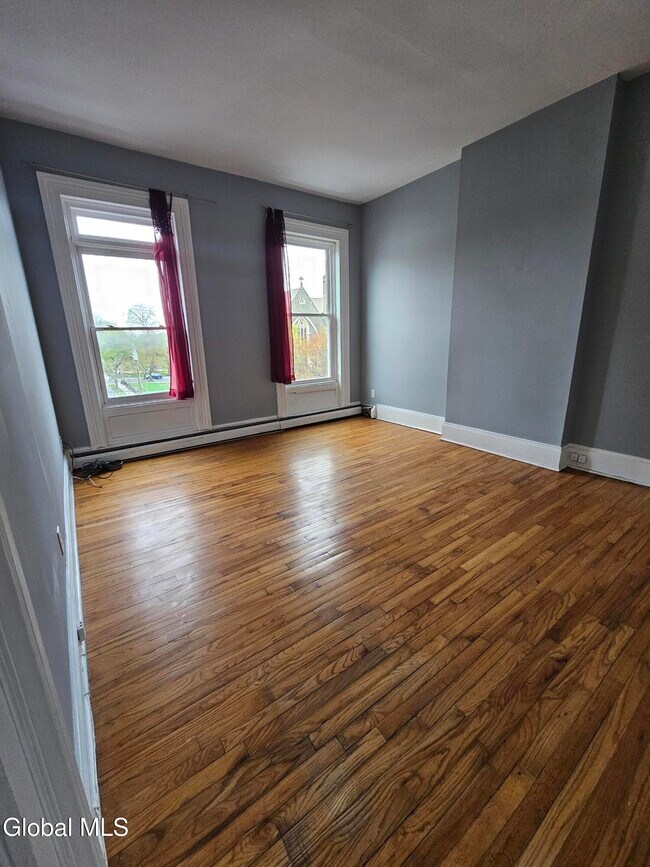 Building Photo - 32 1st St