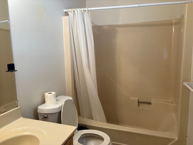 Building Photo - 3 Bedroom 2 Bath Home in Colington $2195/mo