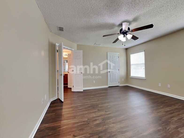 Building Photo - 13958 Devan Lee Dr N