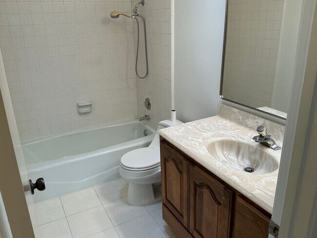Building Photo - Charming 4 Bedroom 2 Bath 2 Story Home in ...