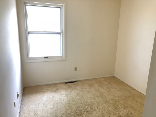 Building Photo - 4-Bedroom, 2-Bath in Normal