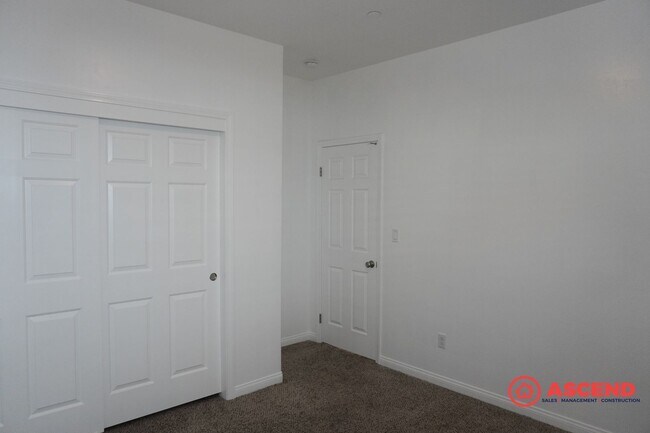 Building Photo - Beautiful Home Located in the Southwest!