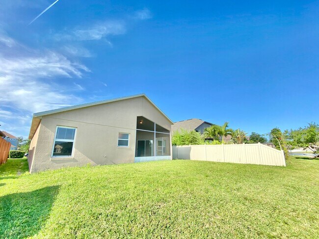 Building Photo - Beautiful Home with Water View in Waterford Lakes!