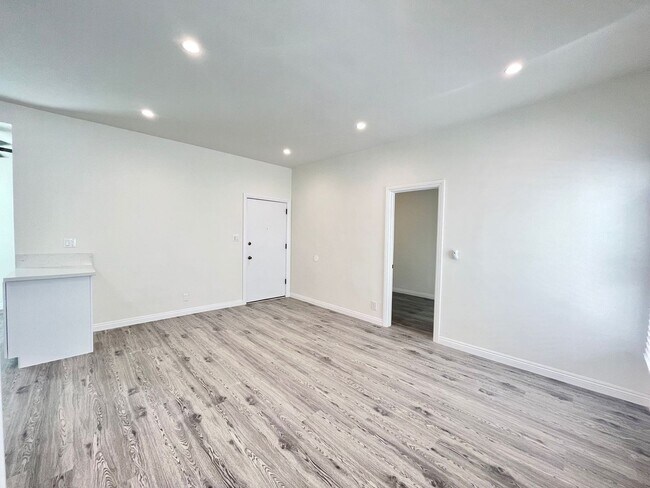 Building Photo - 400 N Coronado St
