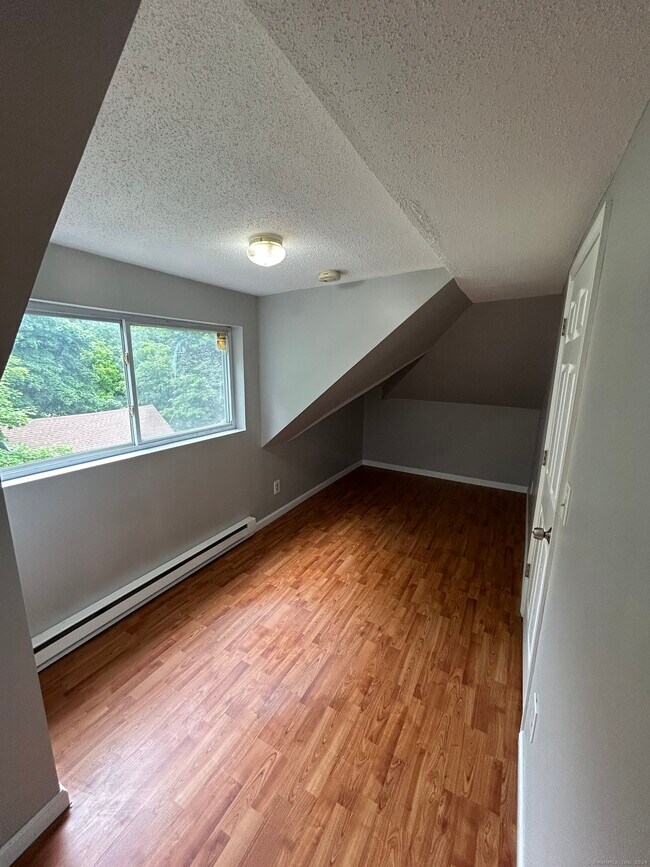 Building Photo - 647 E Main St