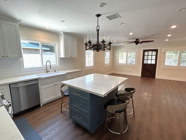 Building Photo - 247 W Woodland Oaks Dr