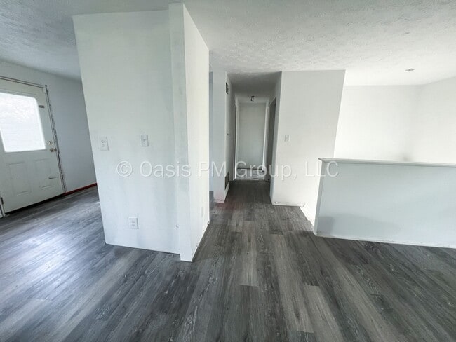 Building Photo - 912 Tellega Ave