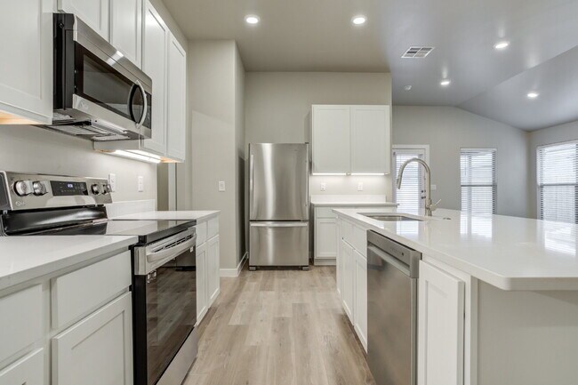 Building Photo - 4 Bed 2 Bath Home in South Lubbock! Extended driveway + Turf!