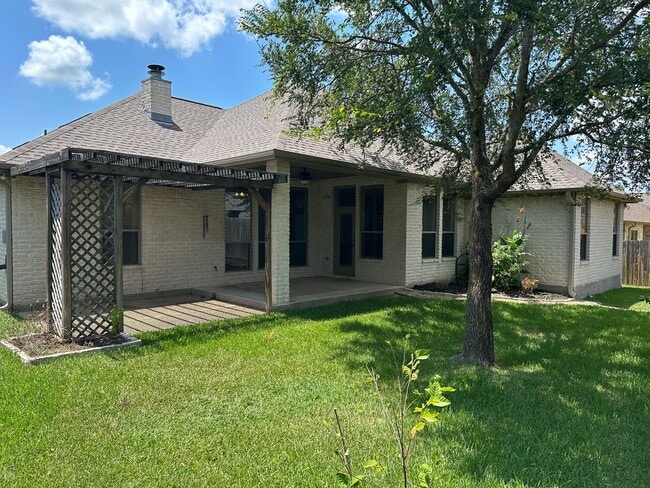 Building Photo - College Station - 3 bedroom 2 bath- 2 car garage - fenced in back yard home in Castlegate