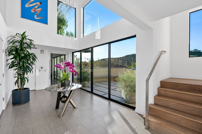 Building Photo - Prestigious Hollywood Hills Home for Rent
