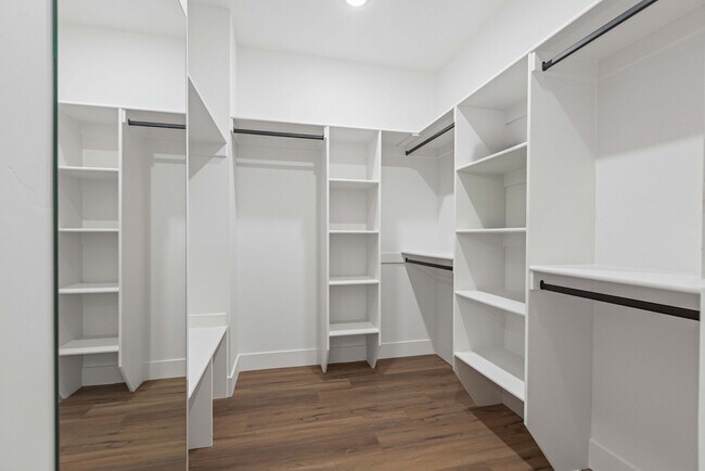 Building Photo - B532AG
