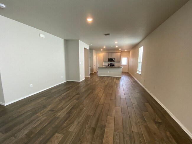 Building Photo - Fabulous 4/2 single story conveniently loc...