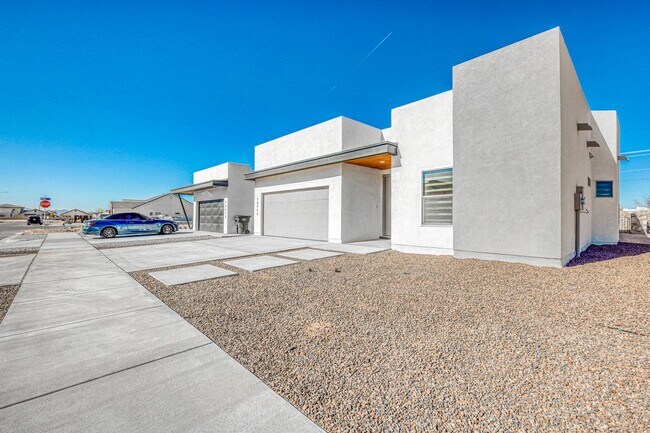 Building Photo - Beautiful East side House 4 bed-2.5 baths, part of The Overlook Casa Club that includes Swimming ...