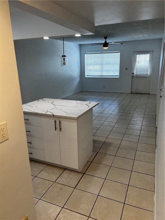 Building Photo - 701 Pine Dr