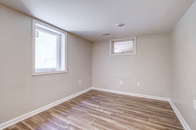 Building Photo - Gorgeous 5 BED + 3.5 Ba in Main House, 1 + 1 in BSMT, 1 + 1 above garage  in the Heart of Downtow...