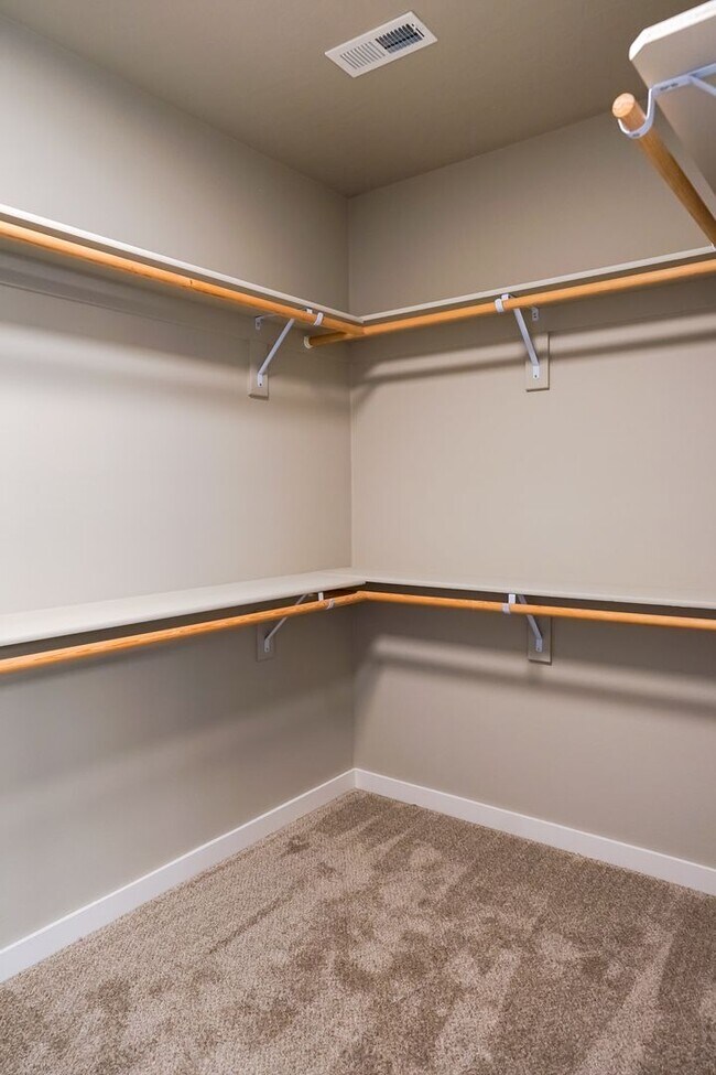 Building Photo - 3 bedroom 2 bath -3 car garage!