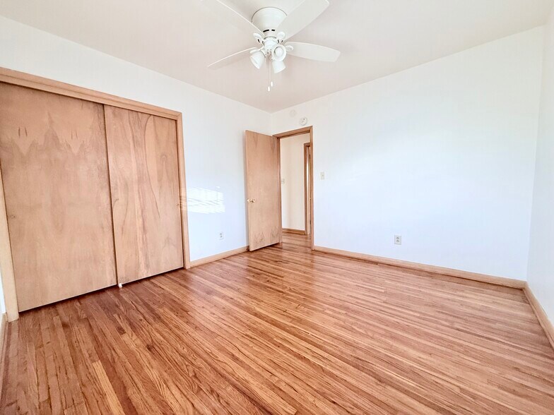 Bed #3 - 402 Beverly Hills St