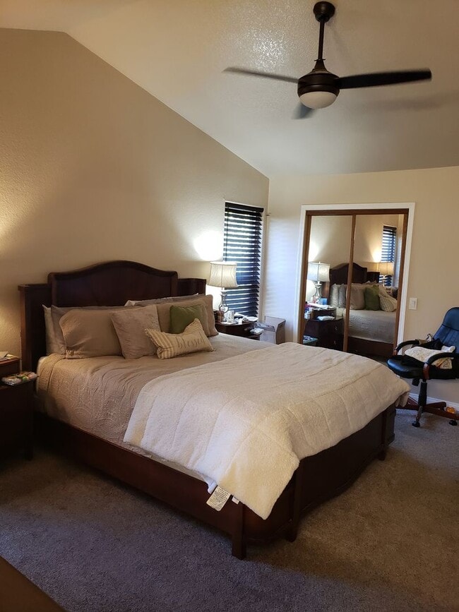 Building Photo - Move in Ready 3bed/3bath, beautiful backyard