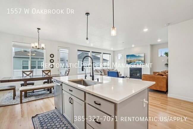 Building Photo - 1557 W Oakbrook Dr