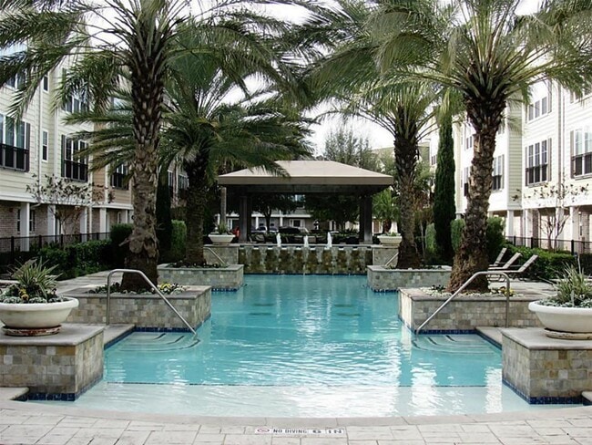 Building Photo - Stunning Townhome Near Medical Center!
