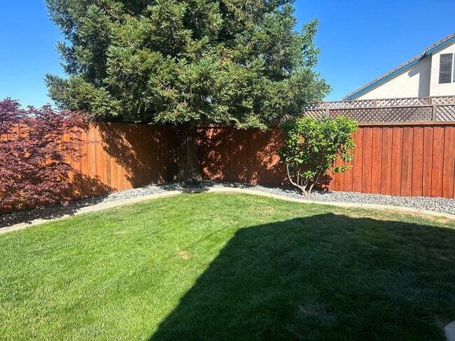 Building Photo - Beautiful 3 Bedroom 2 Bath Home Available ...