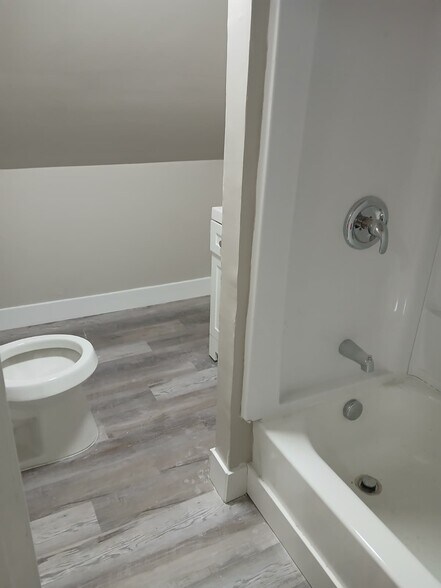 Building Photo - 713 E 156th St