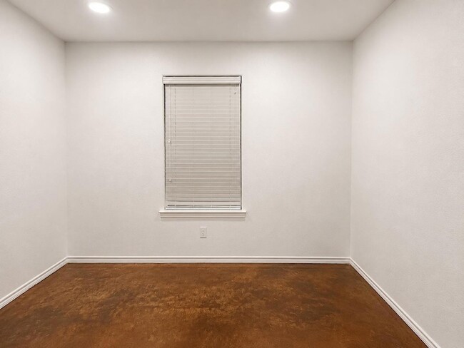 Building Photo - 430 Summit Ridge Dr N