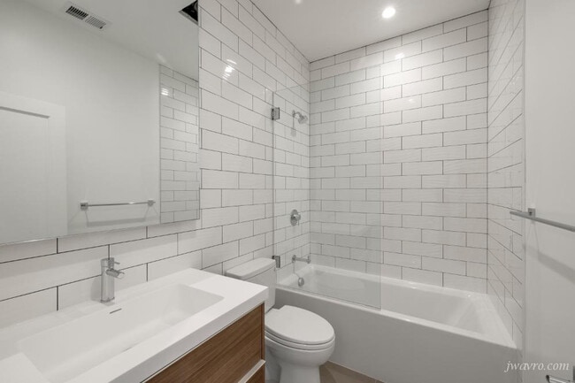 Building Photo - 439 Oak St