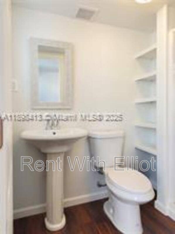 Building Photo - 2407 Scott St