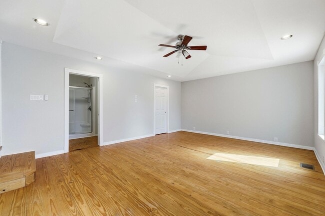 Building Photo - 215 Lee Pl