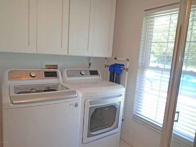 Building Photo - 525 Hidden Creek Dr
