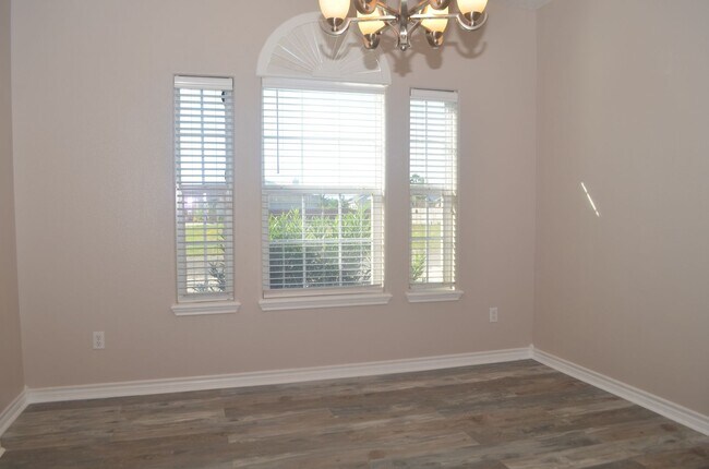 Building Photo - YOUR COASTAL PARADISE AWAITS!