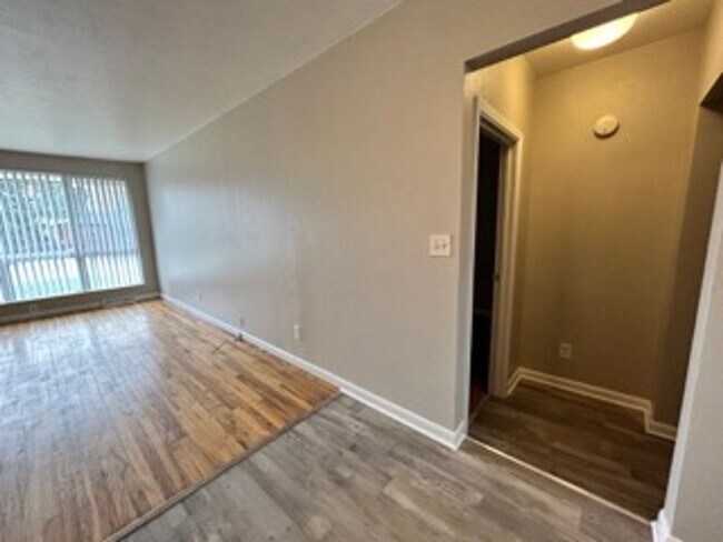 Building Photo - ** Move in Special** Spacious 3 bedroom, 1 bath Lakewood duplex with fenced in backyard available!