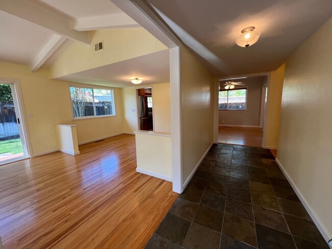 Building Photo - WILLOW GLEN - Beautiful home with updated ...