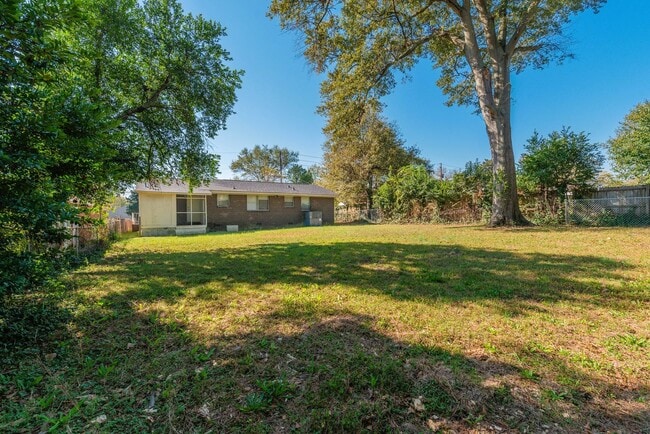 Building Photo - $1,300 - 3 bed/2 bath house for rent in Fl...
