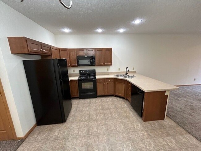 Building Photo - 1 Bedroom Apartment with Garage!