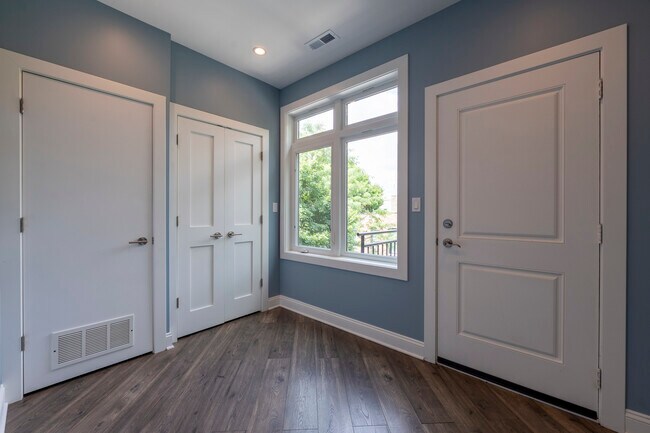 Building Photo - 1254 N Hoyne Ave