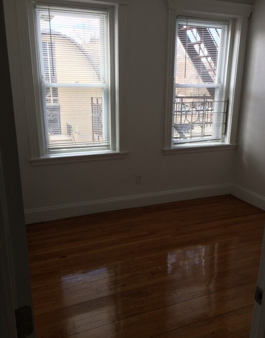 Building Photo - 431 Park Dr