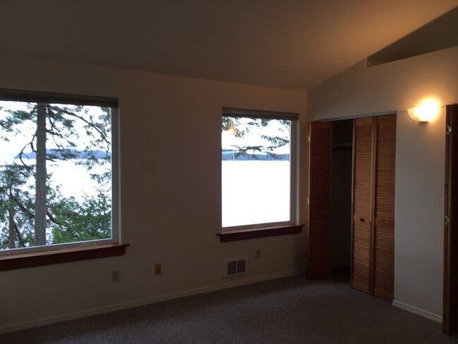 Building Photo - Medium-Low Bank Waterfront Home On Acreage