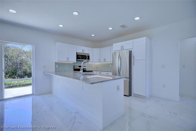 Building Photo - 827 Renault Ave