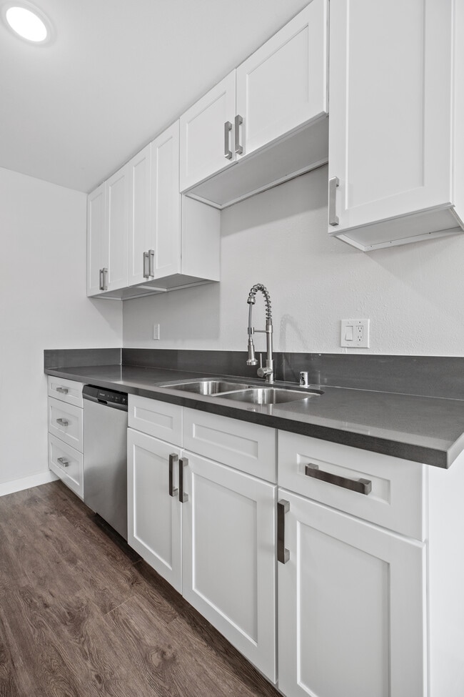 Building Photo - 844 W 164th St