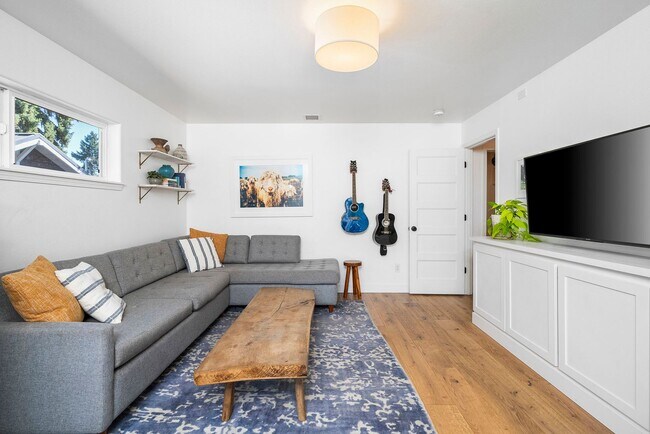 Building Photo - Find a piece of serenity in Historic Old Bend! (Unfurnished)