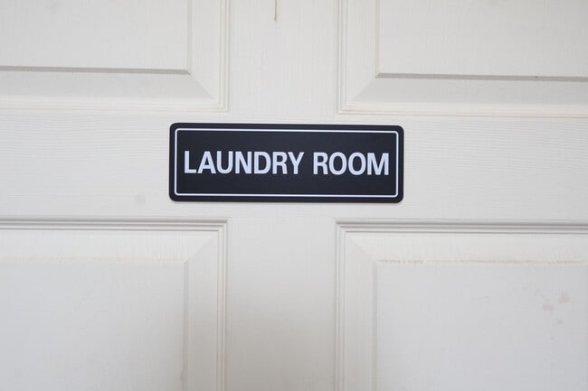 Building Photo - 1 Bedroom Apartment