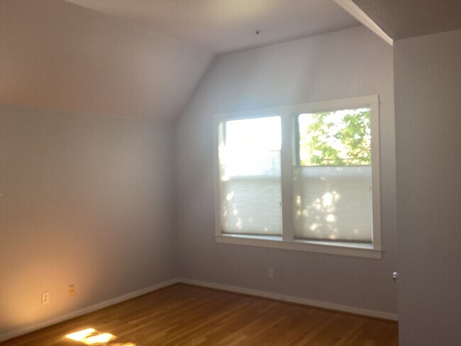 Building Photo - 204 Roosevelt Terrace