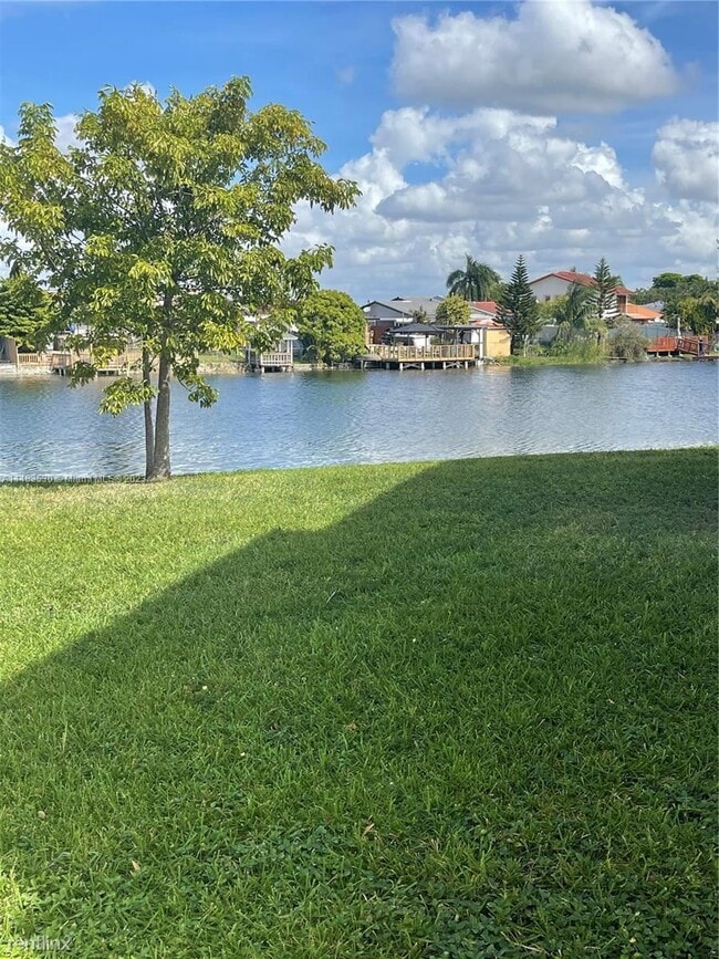 Building Photo - 3 br, 2.5 bath House - 1341 SW 124th Ct # 4-E