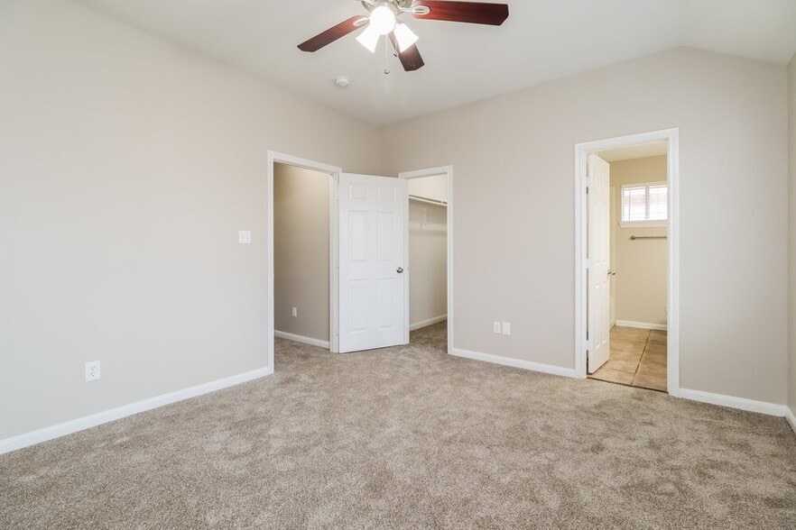 Building Photo - 4946 N Cancun Dr