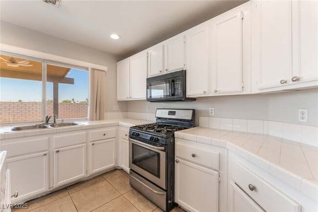 Building Photo - 2111 Hollow Oak Ave