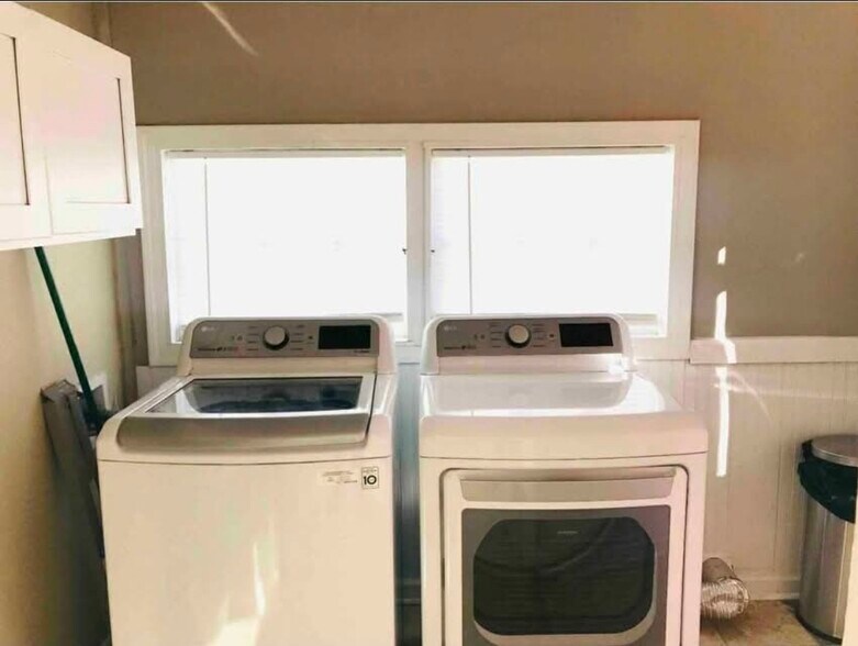 Washer/Dryer. - 2234 Central Ave